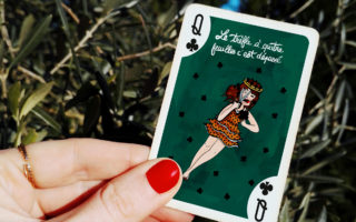 L'art à jouer - Carte de poker - Dame de trefle by Drawings and things / Amandine BELLUZ via le mouchoir - En vente via une campagne ULULE