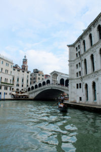 Venise-pont-rialto-Voyager-en-Italie_by-Drawingsandthings