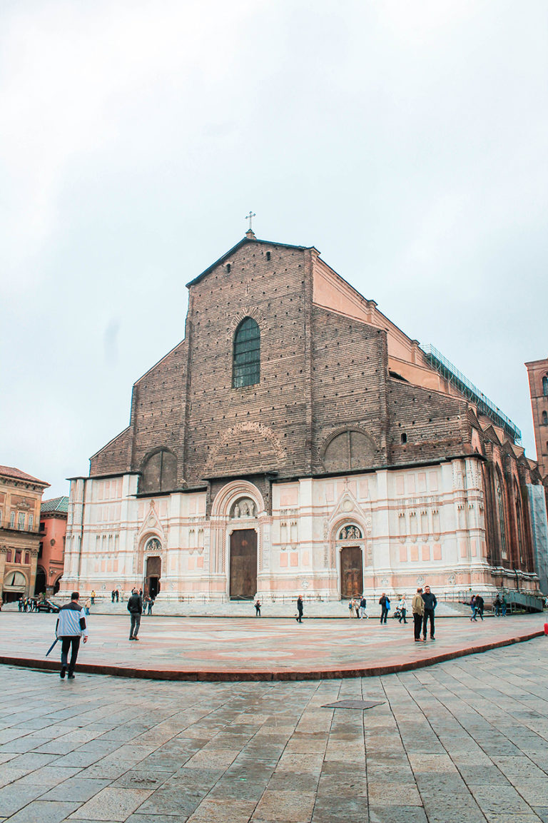 GUIDE DE VOYAGE TOURISTIQUE BOLOGNE visual data 2