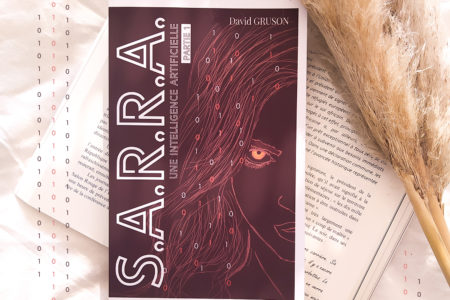 La couverture de S.A.R.R.A. - Une intelligence artificielle de David Gruson, un roman futuriste d'anticipation sur l’intelligence artificielle et ses conséquences sur notre monde, illustrée avec des éléments technologique