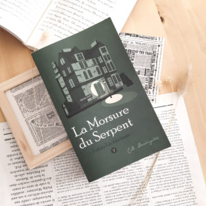 Une couverture intrigante de Justan Lockholmes - La morsure du serpent, un roman policier captivant inspiré de Sherlock Holmes, avec des éléments visuels mystérieux et une atmosphère de suspense.