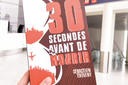 Couverture du roman 30 secondes avant de mourir de Sébastien Théveny, un page-turner captivant, où l’urgence et la tension se manifestent par des visuels dynamiques et percutants.