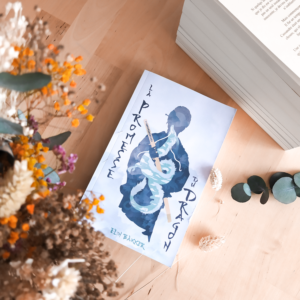 La couverture de La promesse du dragon d’Elin Bakker, une aventure poétique qui transporte le lecteur dans un monde fascinant et riche en émotions.