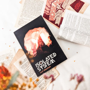 L’image de Isolated System, un roman de science-fiction qui transporte les lecteurs dans un univers futuriste. La couverture de ce livre évoque l’isolement et l'incertitude, typiques de ce genre.
