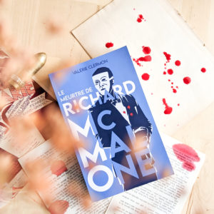 Image de la couverture de Le meurtre de Richard McMalone, un polar inspiré des classiques d'Agatha Christie, alliant suspense et enquête, avec une ambiance mystérieuse et élégante.