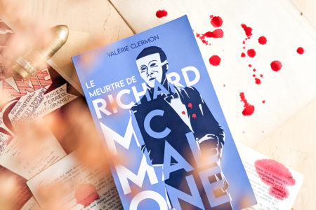 Image de la couverture de Le meurtre de Richard McMalone, un polar inspiré des classiques d'Agatha Christie, alliant suspense et enquête, avec une ambiance mystérieuse et élégante.