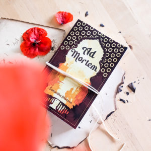 Ad Mortem est une histoire de romantasy de Samantha Feitelson qui commence dans notre monde moderne. La couverture transmet une ambiance entre romance et magie, avec des éléments fantastiques intrigants.