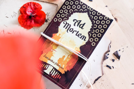Ad Mortem est une histoire de romantasy de Samantha Feitelson qui commence dans notre monde moderne. La couverture transmet une ambiance entre romance et magie, avec des éléments fantastiques intrigants.