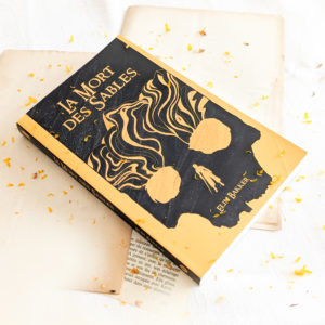 La couverture de La mort des sables, un roman de fantasy poétique où l’on voyage dans un univers enseveli sous le sable par Elin Bakker. L'image représente une ambiance onirique et mystérieuse.