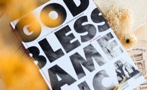 Couverture de God Bless America, roman graphique en noir et blanc