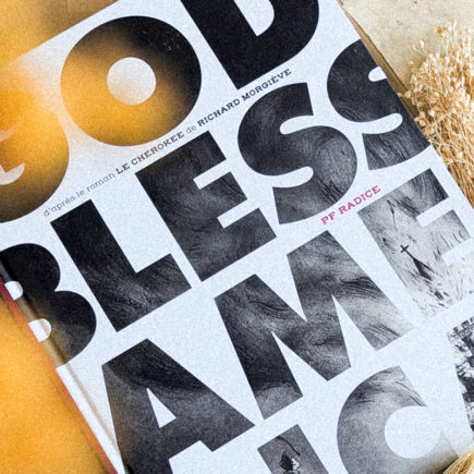 Couverture de God Bless America, roman graphique en noir et blanc