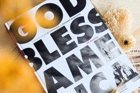 Couverture de God Bless America, roman graphique en noir et blanc